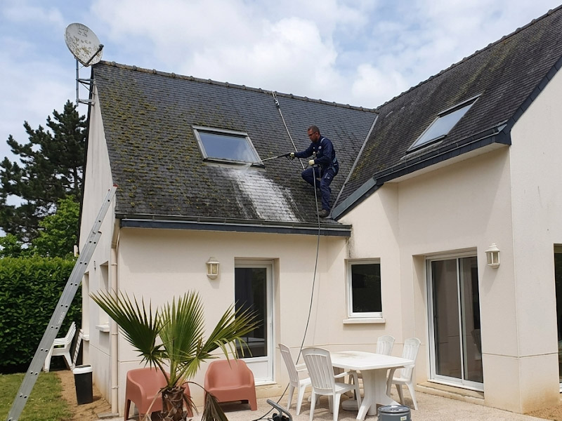 Opération de démoussage et application de traitement hydrofuge sur toiture de maison à Sainte-Livrade-sur-Lot